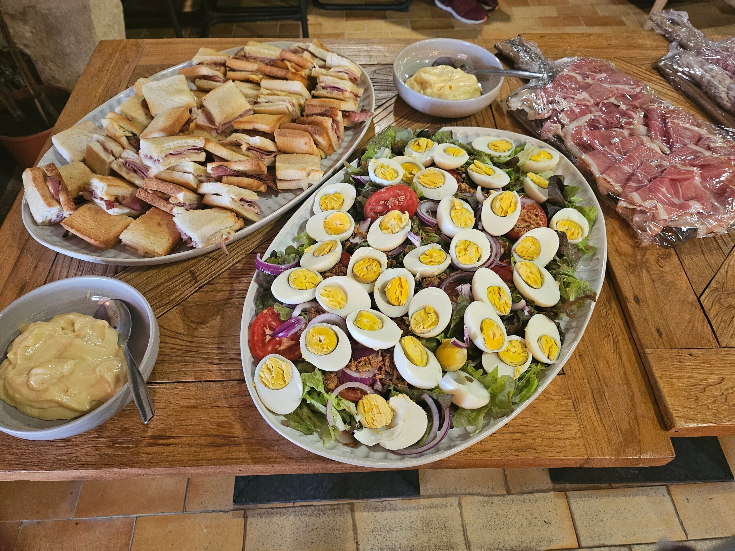 Buffet convivial avec salade, sandwichs et charcuterie à La Rive Médocaine, restaurant à Lamarque