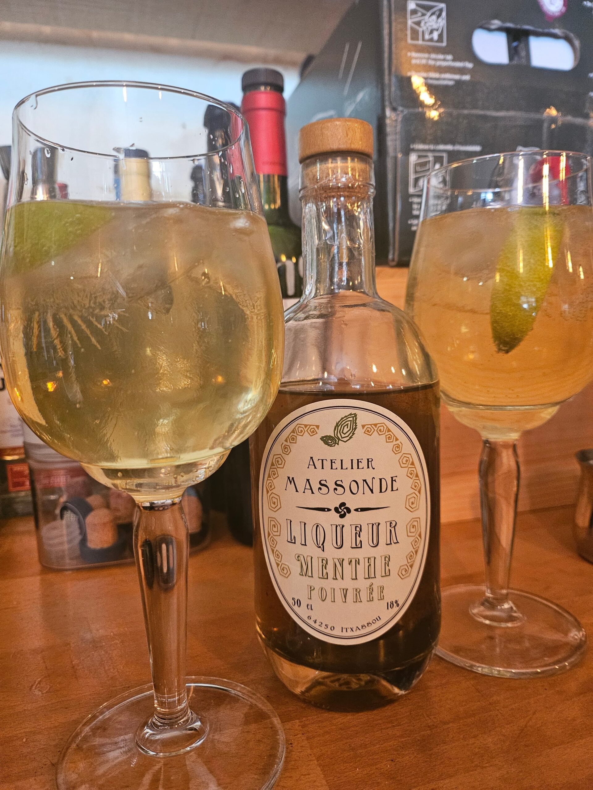 Cocktail à la liqueur Atelier Massonde à La Rive Médocaine, bar chaleureux à Lamarque