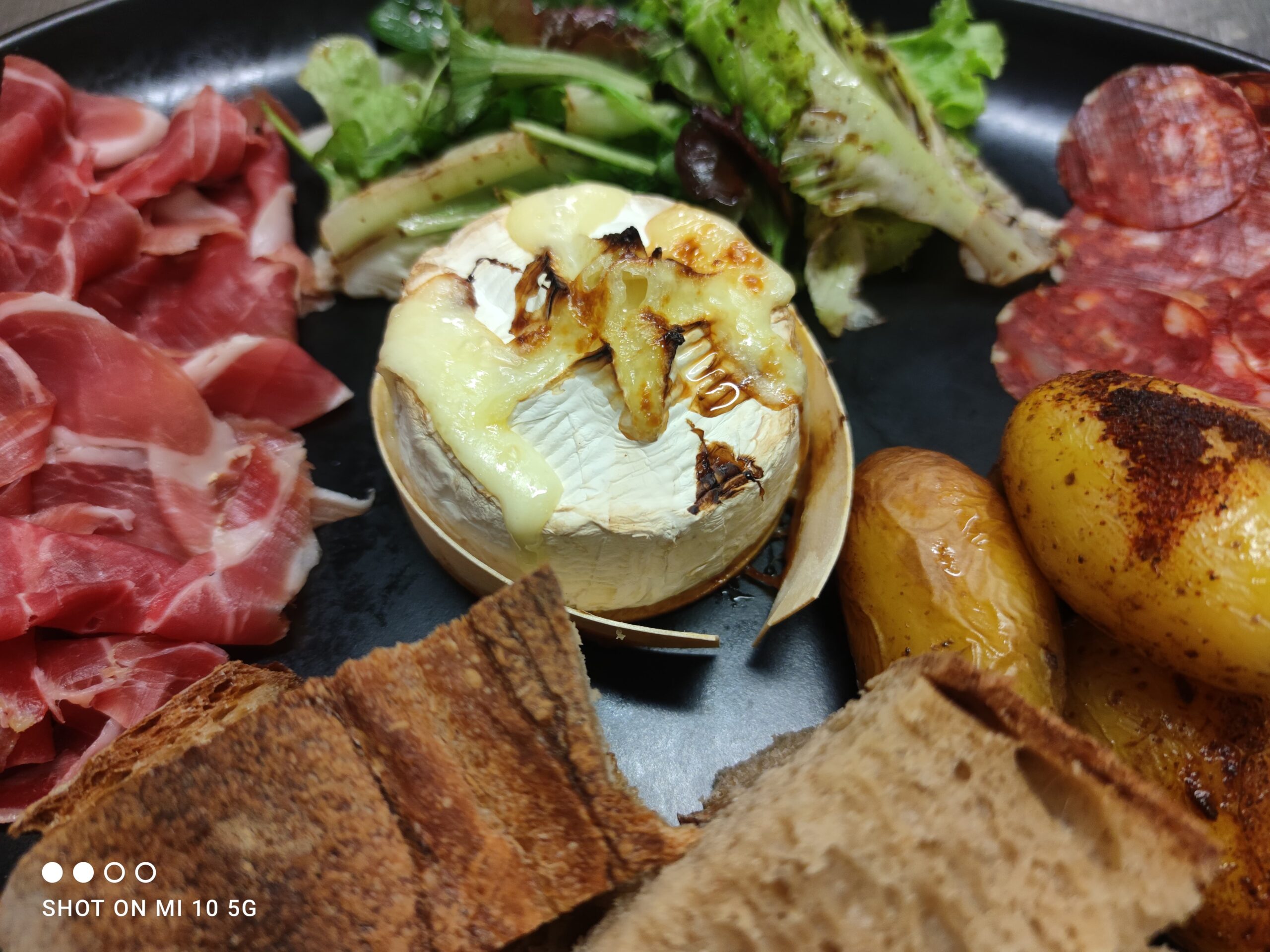 Assiette terroir avec camembert rôti et charcuteries à La Rive Médocaine, restaurant à Lamarque