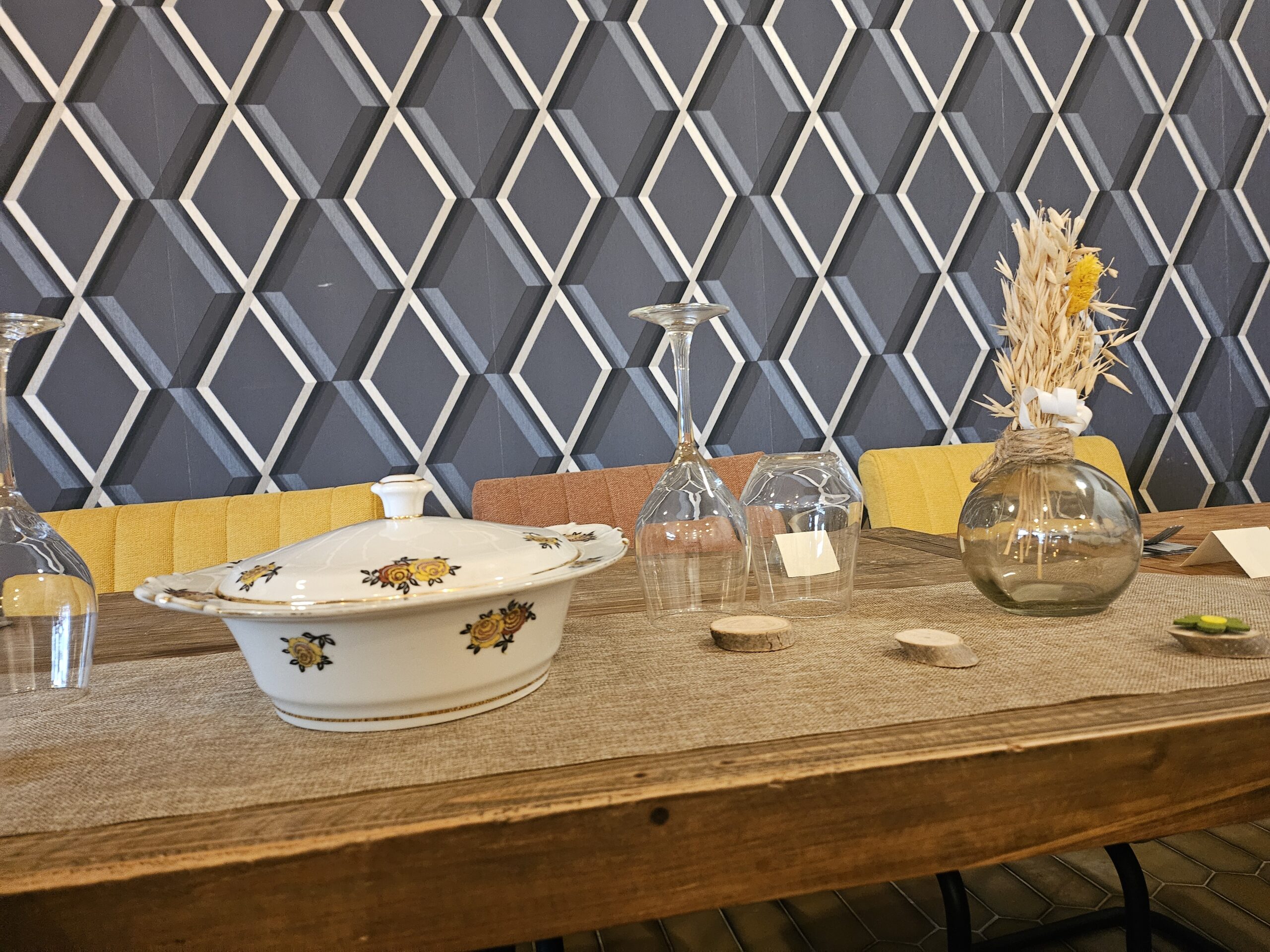 Table élégante avec soupière florale et déco nature au restaurant La Rive Médocaine à Lamarque